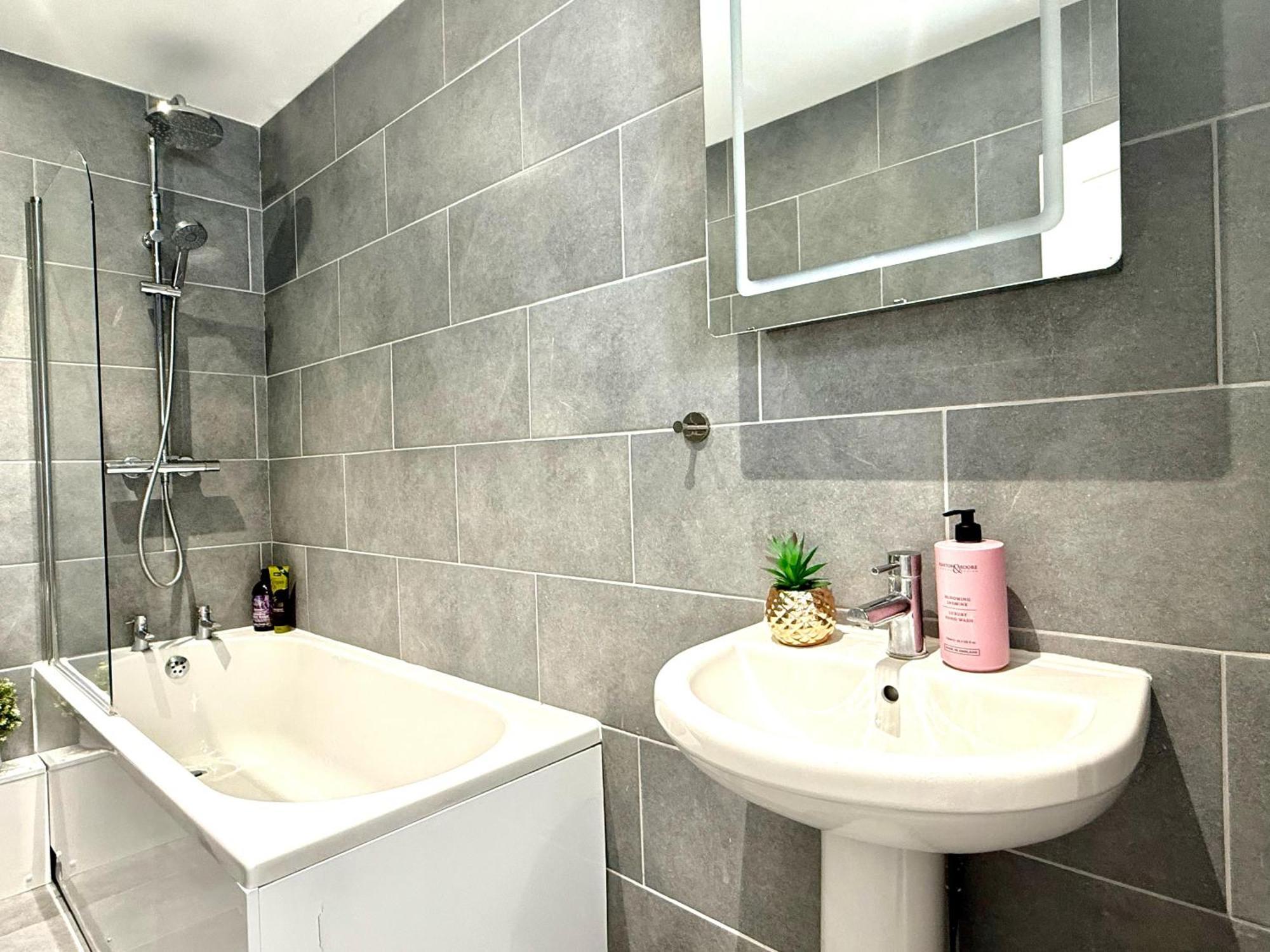 Hazel 1-Bedroom Cousy Flat, Parking, Wifi, Prime Location, Close To Blenheim Palace & Oxford Kidlington Exterior foto